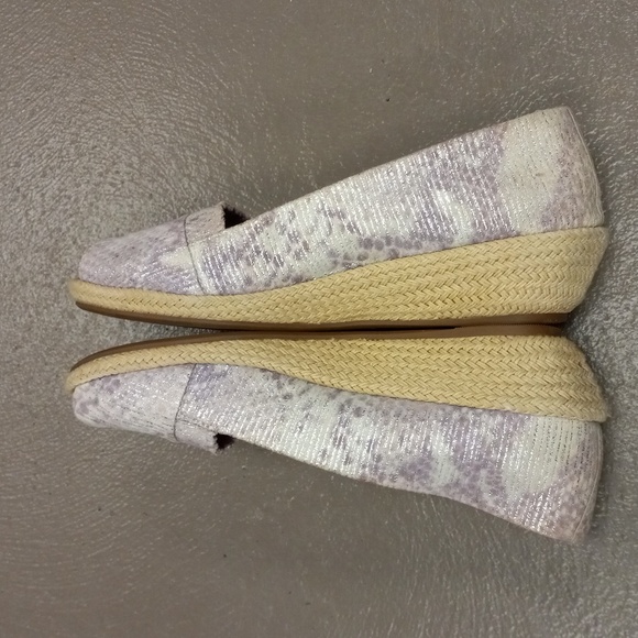 Gentle Souls by Kenneth Cole Cream& Lavender with Silver Shimmer Open Toe Wedges - Picture 11 of 13